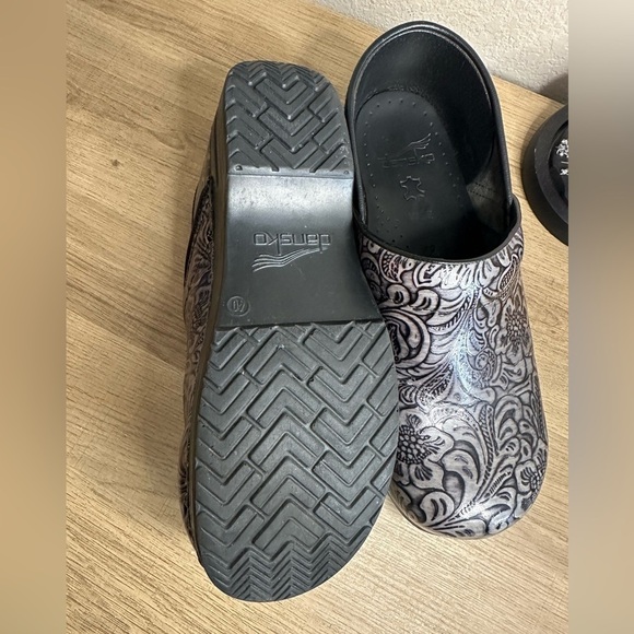 Dansko Professional Slip-On Clogs Color Black Antique Tooled size 9.5 - … - Picture 9 of 11